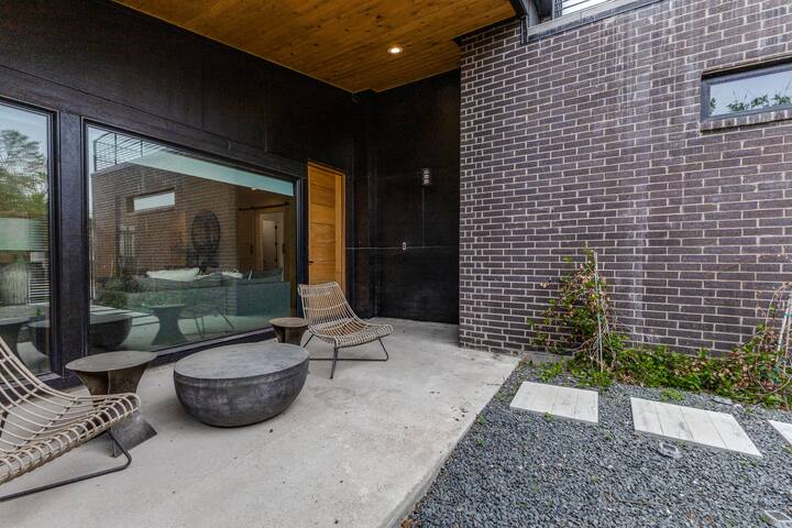 Mod Squad- 5 Beds + Private Pool Vibes gallery image 5