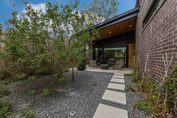 Mod Squad- 5 Beds + Private Pool Vibes gallery image 3