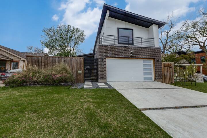 Mod Squad- 5 Beds + Private Pool Vibes gallery image 2