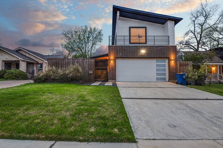 Mod Squad- 5 Beds + Private Pool Vibes gallery image 4