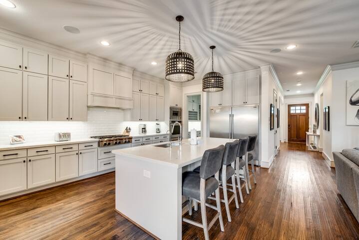 Modern Serenity: 3 Beds of Calm & Style gallery image 5