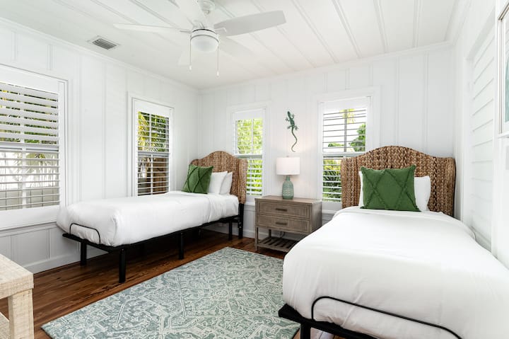 Bedroom 4
Two single beds