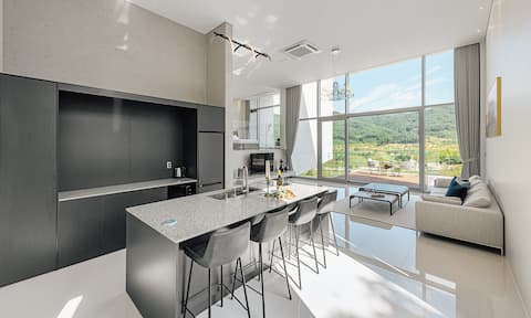 A healing accommodation in nature with beautiful Naejangsan Mountain