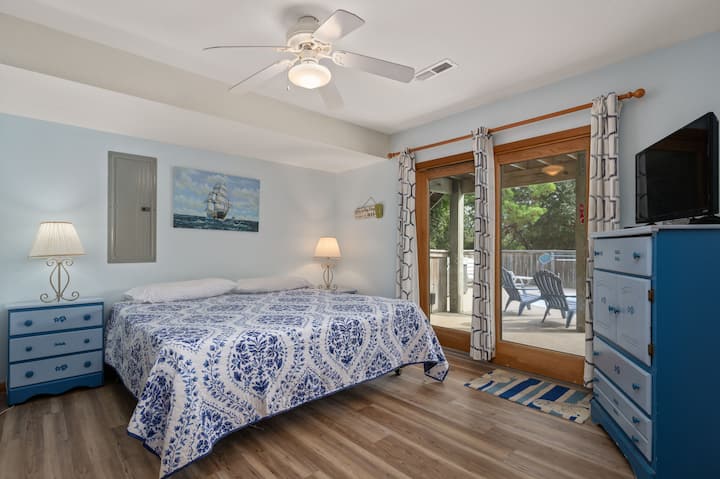 WH567: Sunshine Daydream | LL Bedroom 1 - King, Shared Bath, Pool Deck Access