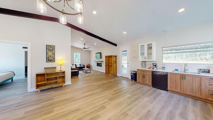 "Hideout" New 1 Bedroom On 8 Acres. Hot Tub & - Broken Bow, OK