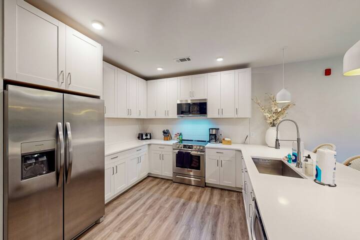 Upscale, funky, downtown Nashville 3BR condo gallery image 5