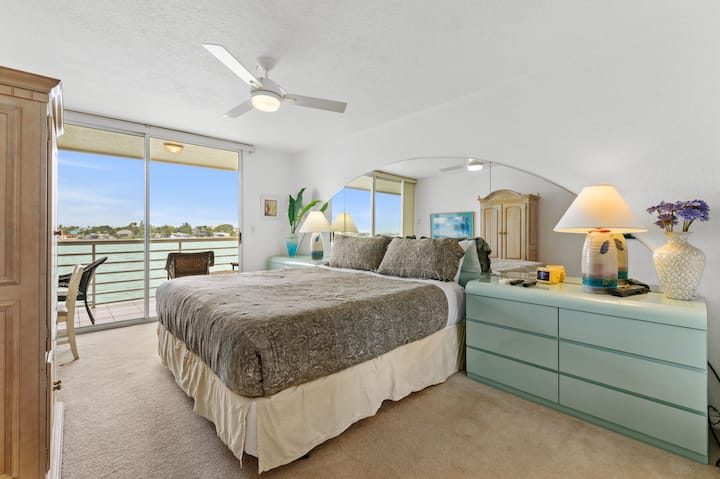 Dormitorio principal con vista al patio