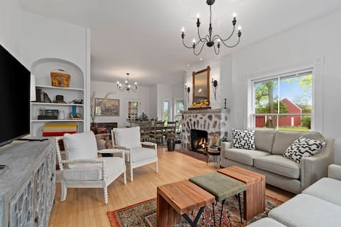 Cozy retreat w/ fire pit & fireplace