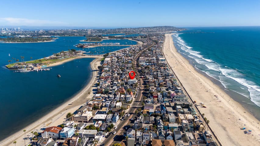 9 Bedrooms-7 Bath-2 Kitchens-Parking-Sleeps 22!