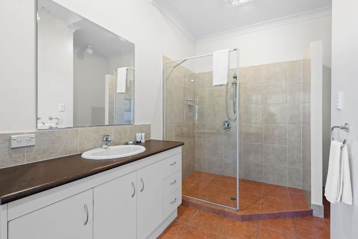 Baño privado en el dormitorio Queen 