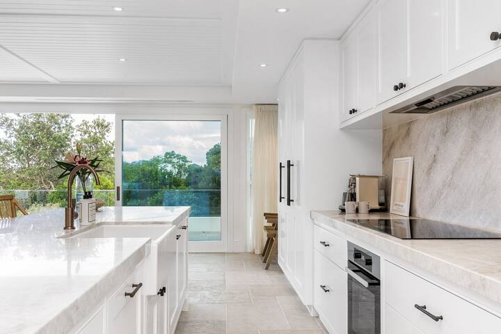 Aquarium House – with direct beach access & pool gallery image 5