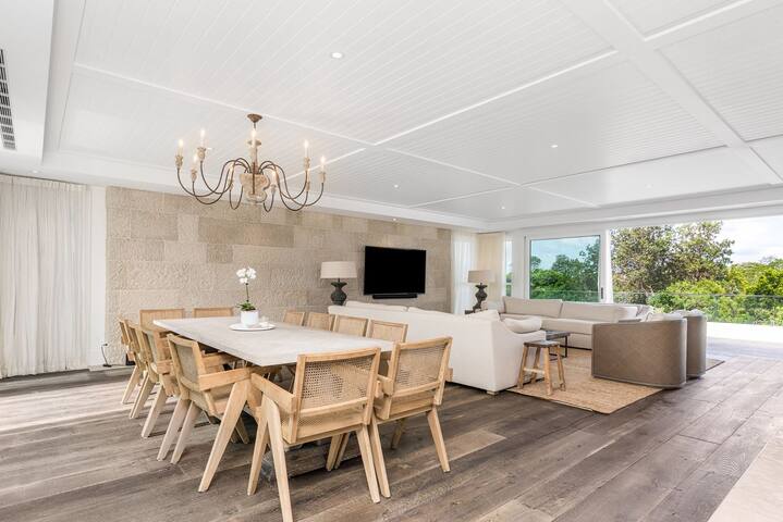 Aquarium House – with direct beach access & pool gallery image 2