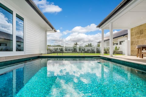 Aquarium House - with direct beach access & pool
