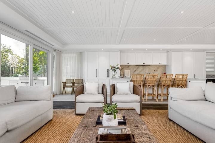 Aquarium House – with direct beach access & pool gallery image 3