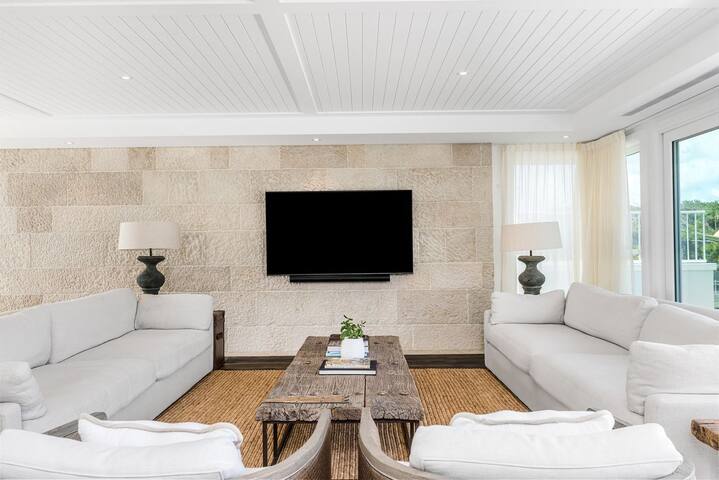 Aquarium House – with direct beach access & pool gallery image 4