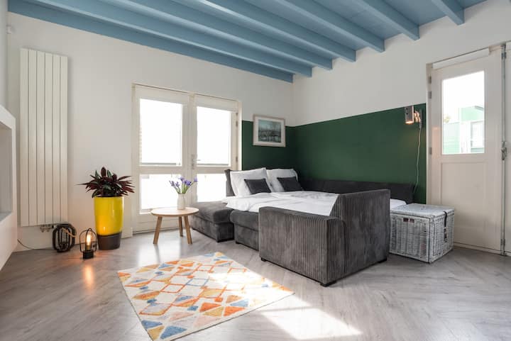 Удобен салон со удобен кауч на спуштање — совршен за опуштање или сместување на дополнителни гости, а сето тоа додека уживате во сончевата светлина што струи низ прозорците.