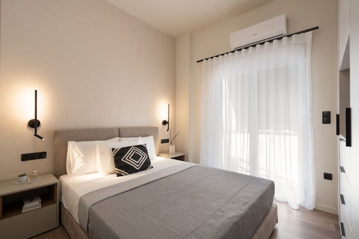 Потопете се в успокояващите неутрални тонове на спалнята, внимателно проектирани за пълноценна релаксация. 