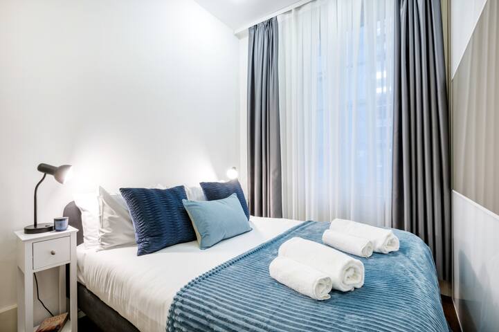 Mayfair’s Finest: Modern 2 bedroom apartment! gallery image 3