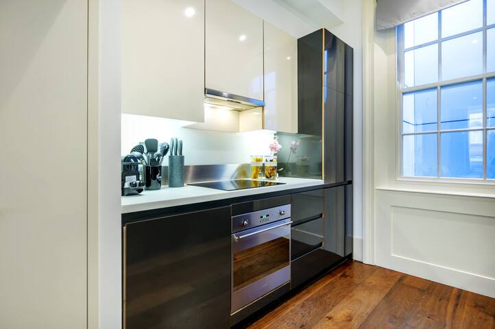Mayfair’s Finest: Modern 2 bedroom apartment! gallery image 2