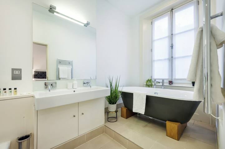 Mayfair’s Finest: Modern 2 bedroom apartment! gallery image 5