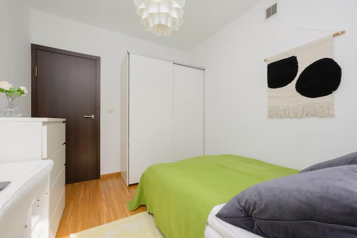 ಮಲಗುವ ಕೋಣೆಯ ಸೊಗಸಾದ ಅಲಂಕಾರವು ಪ್ರಶಾಂತ ಮತ್ತು ಆರಾಮದಾಯಕ ವಾತಾವರಣವನ್ನು ಸೃಷ್ಟಿಸುತ್ತದೆ.