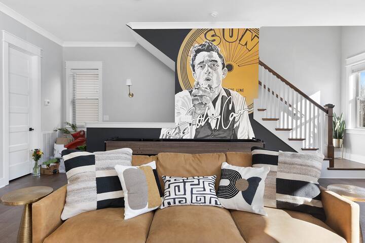 Downtown Nash~2 Homes~Cash&Dolly themed~Sleeps 20+ gallery image 2