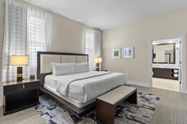 Perfect Getaway - Pool, Dining, Bar, & Spa - Doral, FL