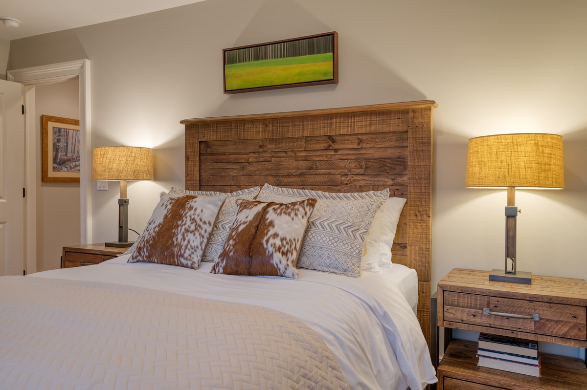 El dormitorio 6 cuenta con una cama tamaño queen.