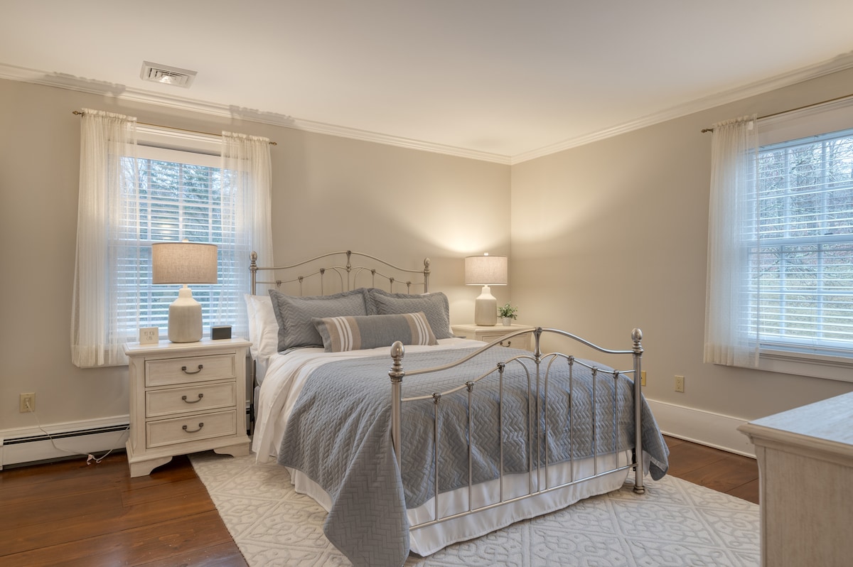 El dormitorio 2 cuenta con una cama queen.