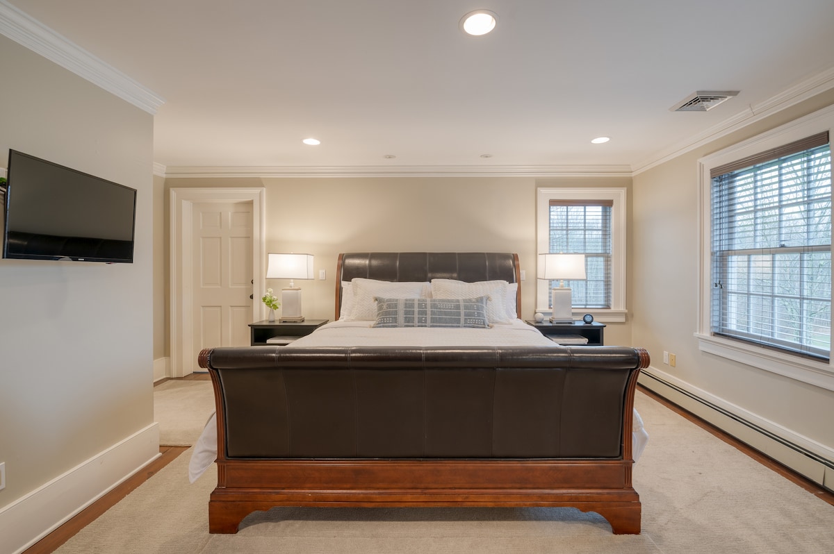 El dormitorio principal cuenta con una cama tamaño king.