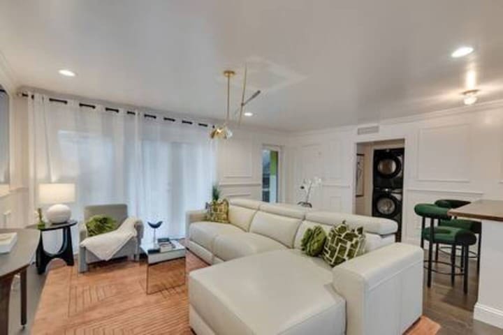 Spacious Dallas 2BR Retreat · Poolside Oasis