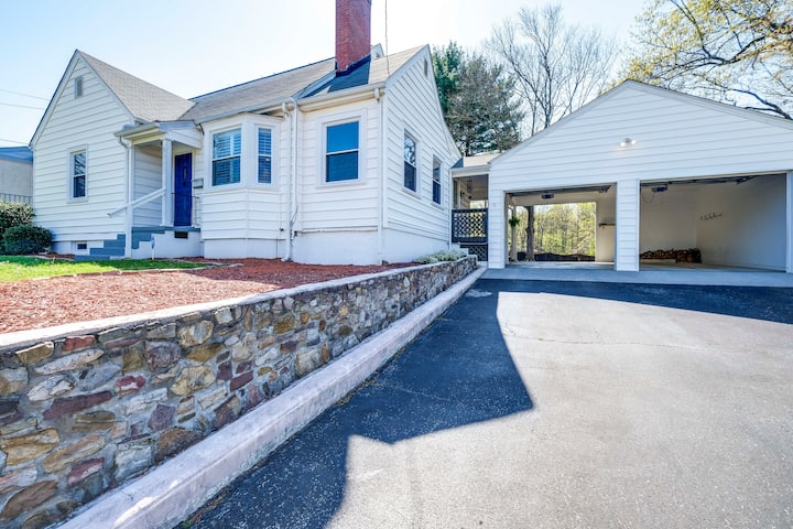 Pet-Friendly Roanoke Retreat w/ Theater