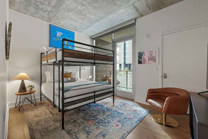 غرفة نوم - سرير كوين مع شرفة خاصة