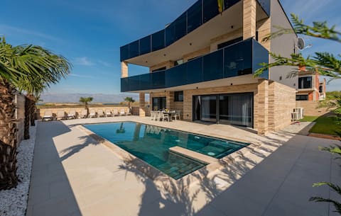 5 bedroom beautiful home in Privlaka