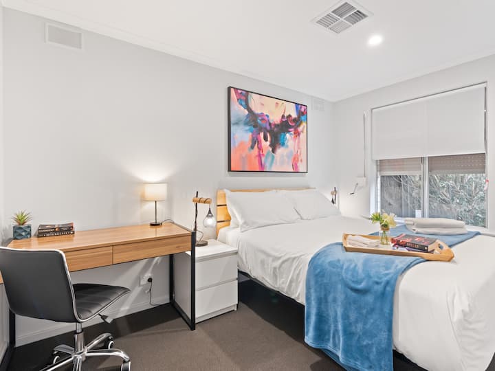 Slaapkamer 1, compleet met comfortabel queensize bed, bureau, transparante rolgordijn en externe rolluiken. Airconditioning.