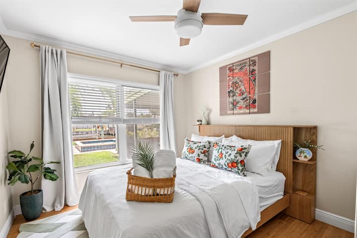 Spálňa s manželskou posteľou: výhľad na vodu.