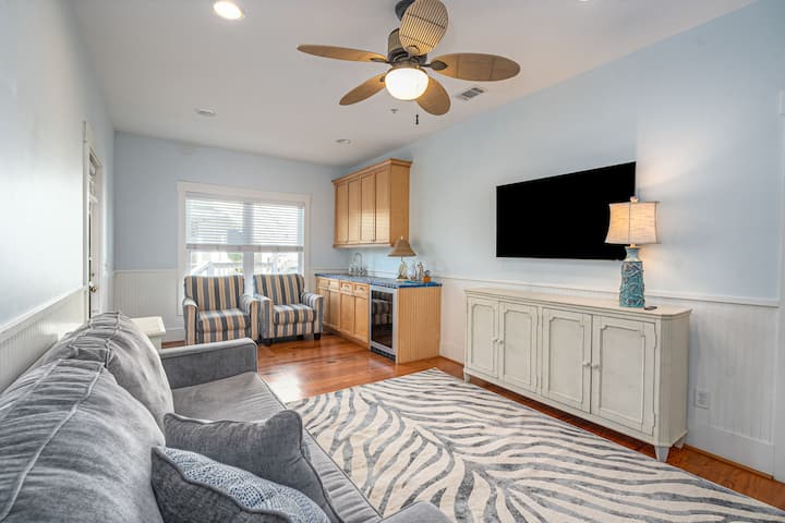 Простор за одмор на вториот кат опремен со мијалник и мини фрижидер.