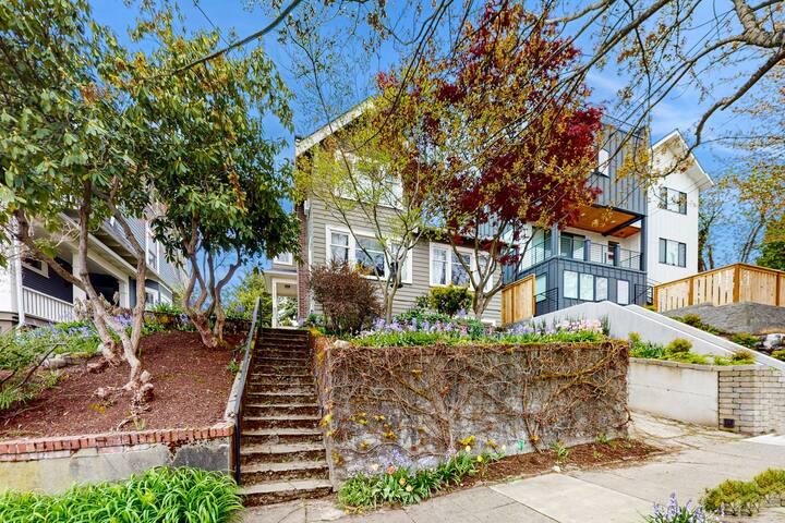 Charming, dog-friendly 3BR with hot tub & terrace gallery image 5