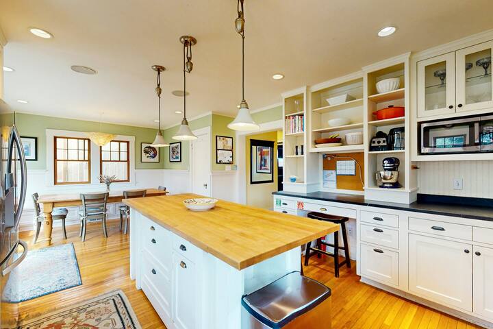 Charming, dog-friendly 3BR with hot tub & terrace gallery image 3