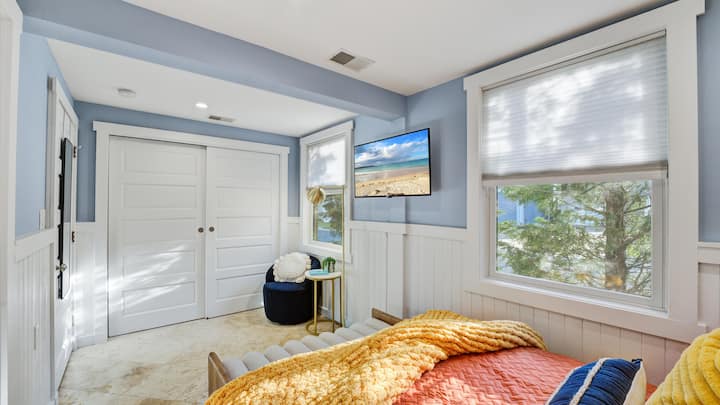 El dormitorio ofrece mucho espacio, luz natural y toques cuidados como ropa de cama suave y muebles elegantes para una noche de sueño tranquilo.