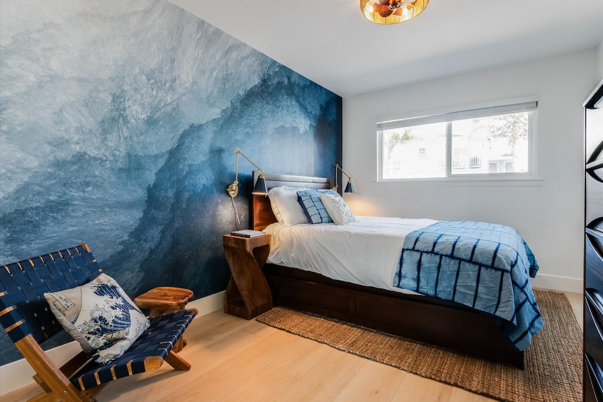 Primer dormitorio con cama tamaño queen.