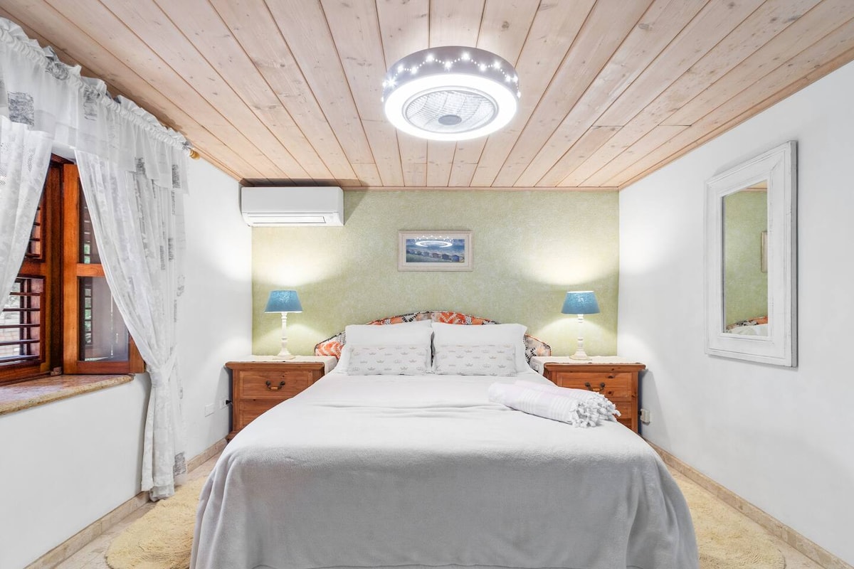 สถานที่พักผ่อนสุดหรู: ผ่อนคลายในห้องพักหรูหราของเราด้วยเตียงควีนไซส์