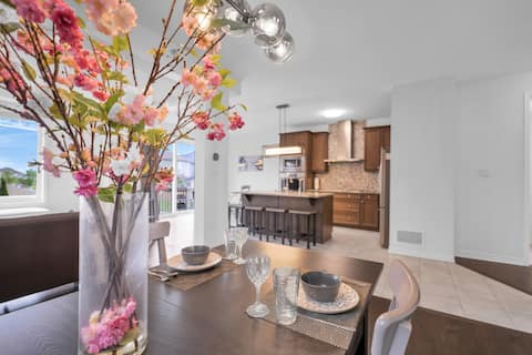 Entire 6BR+2 king, 8 beds in total+pets+3 GB WiFi