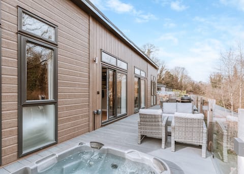 Willow Lodge VIP Hot Tub and Pet Friendly