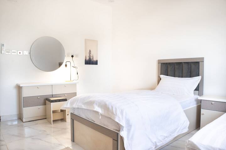 Ეს ნათურა მოსახერხებელი იქნება, თუ ღამით საწოლში წაკითხვა გსურთ.