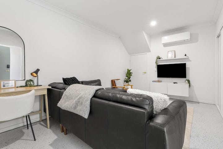 Stylish Beach Retreat  Horses & Coastal Charm - Redcliffe