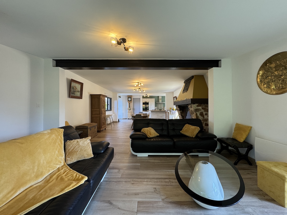 Airbnb performant: Les Tamaris Guest House, 3 bedrooms – Sleeps 8 à Arnage