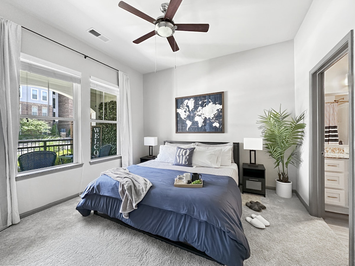 主床、12英寸记忆泡沫、10英尺天花板、套房浴室、通往泳池的露台景观