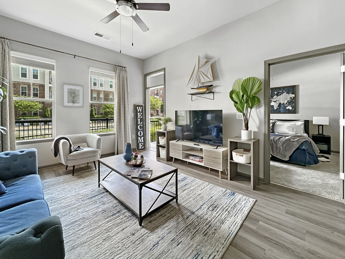 装饰客厅， 10英尺天花板，步行到露台，欣赏泳池美景