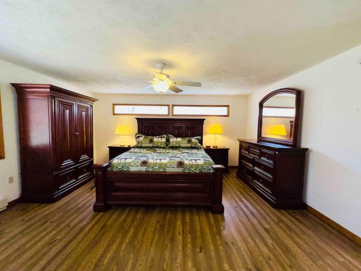 Dhomë gjumi kryesore me banjë dhe krevat dopio "king".